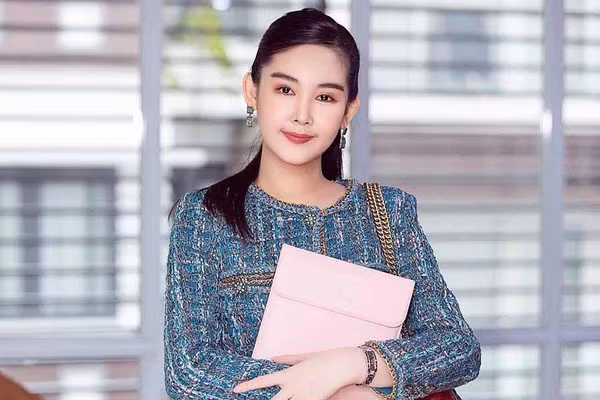 Theo dõi trang cá nhân có thể thấy, Lê Âu Ngân Anh giờ không theo đuổi hình tượng của một hoa hậu mà thay vào đó hình ảnh bên ngoài gắn liền với công việc của một giảng viên.