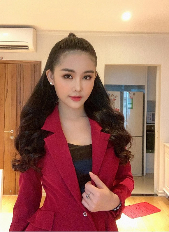 Trên trang cá nhân của mình, Lê Âu Ngân Anh từng khoe về thành tích có được chứng chỉ cấp quốc tế dành cho kĩ năng giảng dạy tiếng Anh TESOL. Cô cho biết, khoảng thời gian đó đã khá vất vả trong việc học khi ban ngày còn phải đi dự thính giảng, hỗ trợ tuyển sinh, học việc trên trường…, đến chiều tối lại xách cặp đi học để lấy bằng.