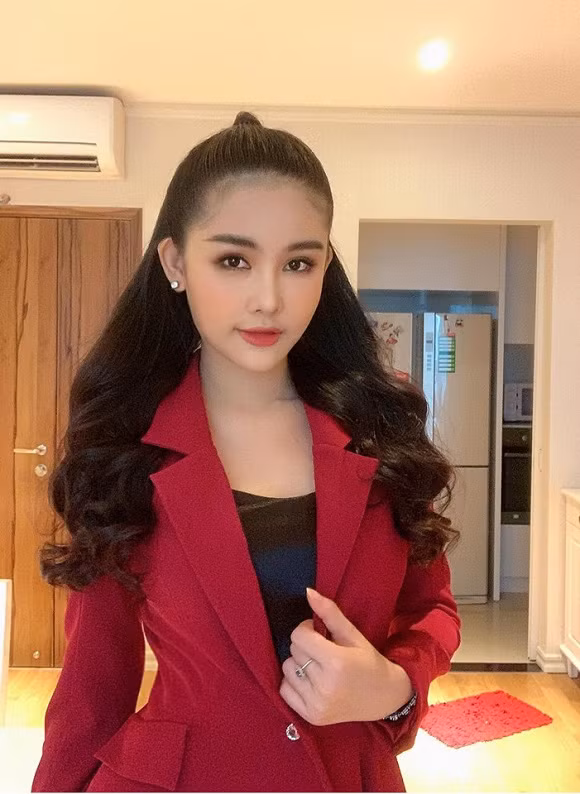 Trên trang cá nhân của mình, Lê Âu Ngân Anh từng khoe về thành tích có được chứng chỉ cấp quốc tế dành cho kĩ năng giảng dạy tiếng Anh TESOL. Cô cho biết, khoảng thời gian đó đã khá vất vả trong việc học khi ban ngày còn phải đi dự thính giảng, hỗ trợ tuyển sinh, học việc trên trường…, đến chiều tối lại xách cặp đi học để lấy bằng.