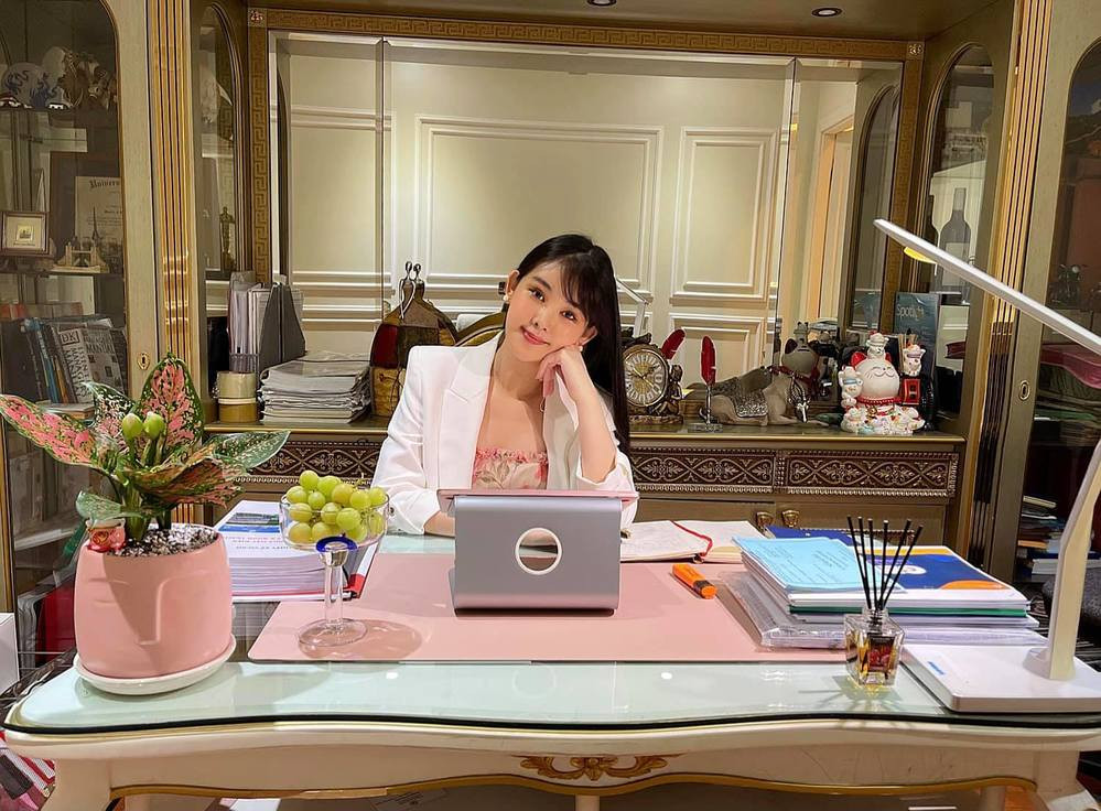 Đầu năm 2020, Hoa hậu Đại dương 2017 - Lê Âu Ngân Anh được Đại học Hoa Sen chủ động mời về làm giảng viên. Xem đây là cơ hội lớn của mình, cô đã đồng ý về giảng dạy.