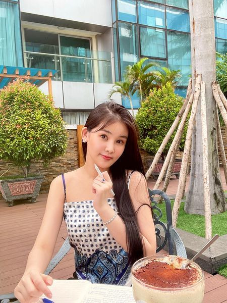 Nói về việc nhận chức giám đốc khi chỉ mới 26 tuổi, Ngân Anh chia sẻ thật ra cô đã được Ban chủ nhiệm khoa và Ban giám hiệu đề xuất nhận vị trí công việc này từ 3 tháng trước, nhưng vừa rồi mới có quyết định bổ nhiệm chính thức.