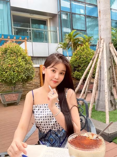 Nói về việc nhận chức giám đốc khi chỉ mới 26 tuổi, Ngân Anh chia sẻ thật ra cô đã được Ban chủ nhiệm khoa và Ban giám hiệu đề xuất nhận vị trí công việc này từ 3 tháng trước, nhưng vừa rồi mới có quyết định bổ nhiệm chính thức.