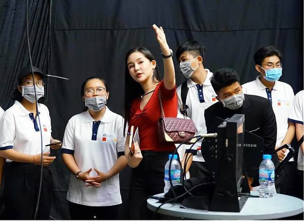 Sau hơn 1 năm làm việc, Lê Âu Ngân Anh vui mừng thông báo trên trang cá nhân về việc được bổ nhiệm chức vụ giám đốc chương trình Quản trị sự kiện – Kinh tế thể thao của Đại học Hoa Sen.