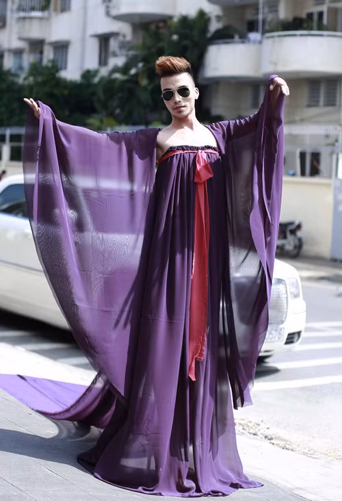 "Trường hợp của Sang là không phải do phe cánh nào trong showbiz chèn ép hết mà do khán giả người ta hổng ủng hộ thôi." hay "Nói không chừng xíu chị lại lên clip múa rèm nữa đó tụi bây ơi, chị comeback kể chuyện thiệt nè."...