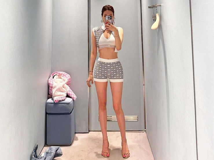 Manyo Yoo Jin có cặp chân dài nuột nà, thẳng tắp như thước kẻ.