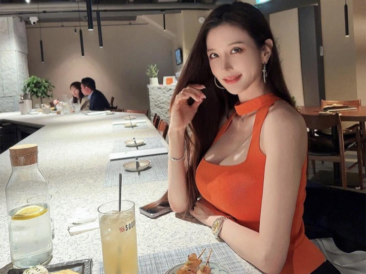 Yoo Jin sở hữu chiều cao 1m80 cùng body chuẩn mẫu. Cô nàng còn là người mẫu kiêm bà chủ shop mỹ phẩm và nội y được nhiều người biết đến.