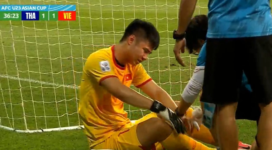 Rõ ràng trong một trận đấu chẳng ai muốn biến mình thành người thua cuộc nhưng có những tình huống bất ngờ khiến bản thân bị đặt vào vị trí phải chấp nhận. Trường hợp của Văn Toản cũng vậy.