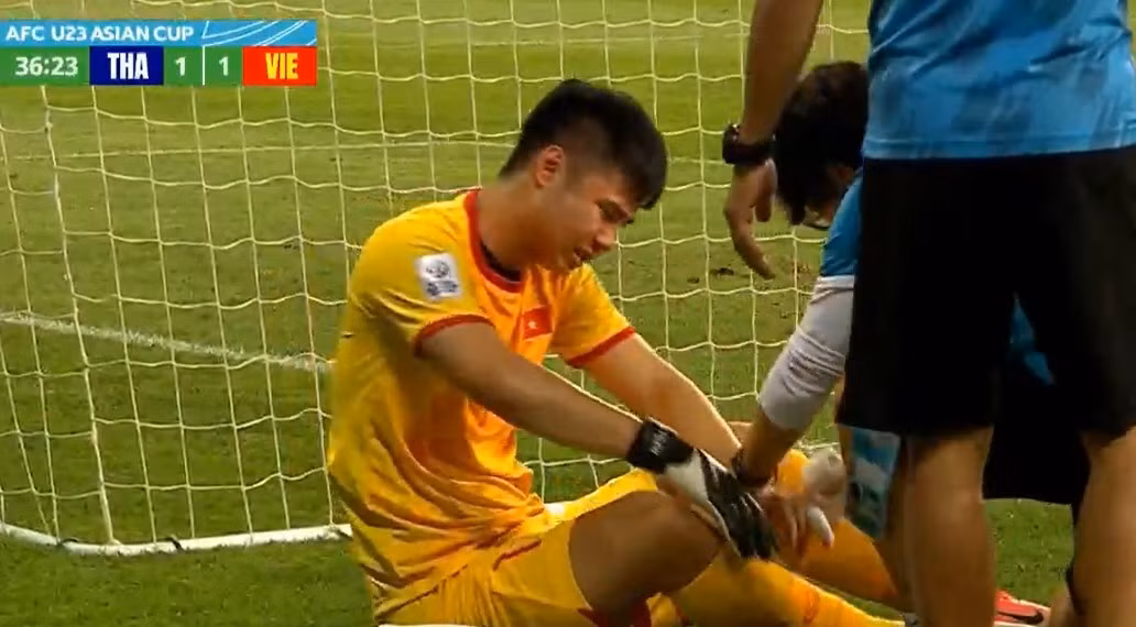 Rõ ràng trong một trận đấu chẳng ai muốn biến mình thành người thua cuộc nhưng có những tình huống bất ngờ khiến bản thân bị đặt vào vị trí phải chấp nhận. Trường hợp của Văn Toản cũng vậy.