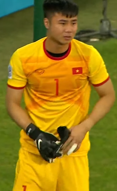 Đây không phải là lần đầu tiên mà thủ môn Văn Toản mắc sai lầm không đáng có. Trước đó, vào trận đấu gặp Thái Lan tại SEA Games 30, chỉ trong vòng 10 phút, Văn Toản từng mắc 2 sai lầm vô cùng tai hại khiến U22 Việt Nam bị U22 Thái Lan dẫn trước 2-0.