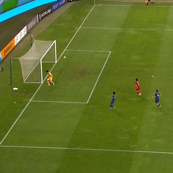 Sau tình huống mắc sai lầm, Văn Toản gặp chấn thương và phải rời sân và người vào thay anh là thủ thành số 2 Quan Văn Chuẩn.