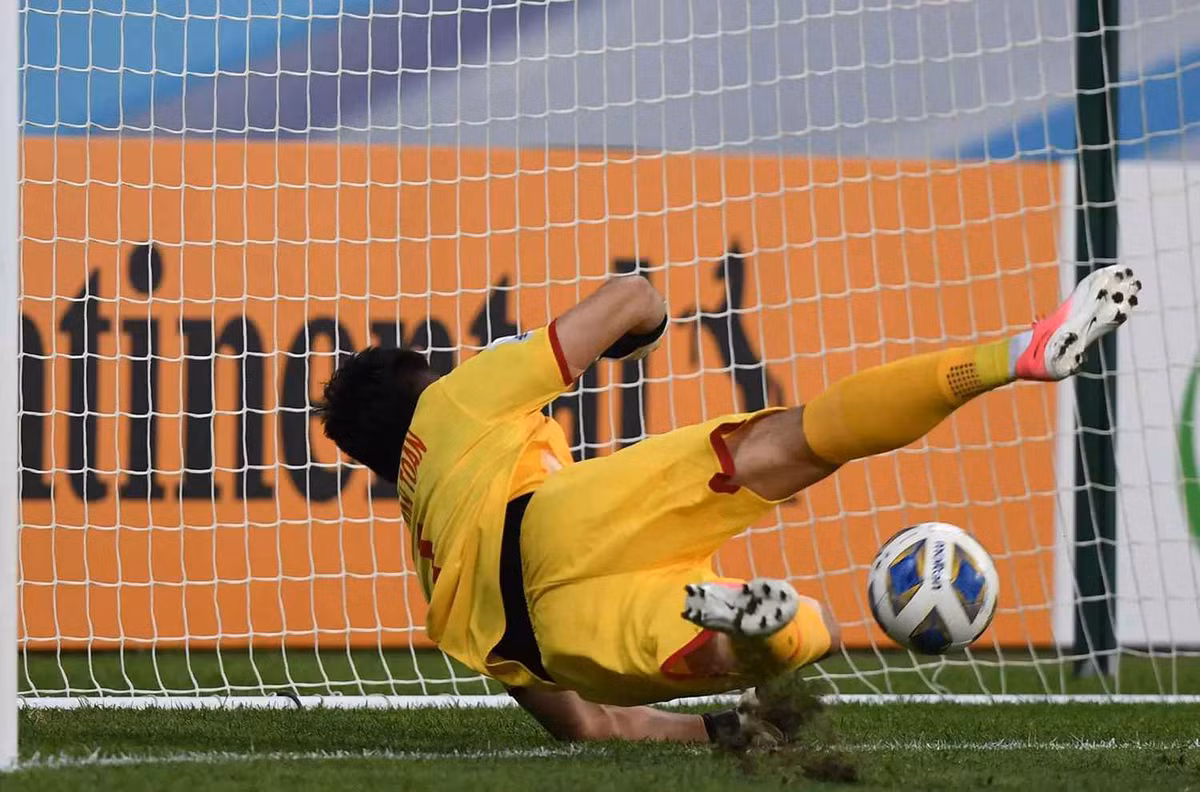 Bàn thua đến từ sự mất tập trung của Văn Toản, khiến U23 Việt Nam đánh mất lợi thế dẫn trước đại kình địch U23 Thái Lan.