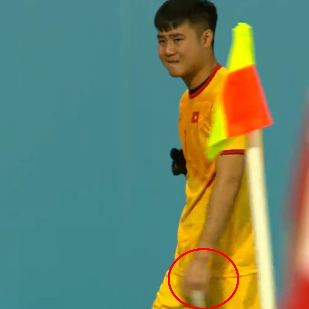 Cũng chính điểm tiếp xúc với trái bóng là ngón tay khiến Văn Toản gặp chấn thương và buộc phải rời sân.