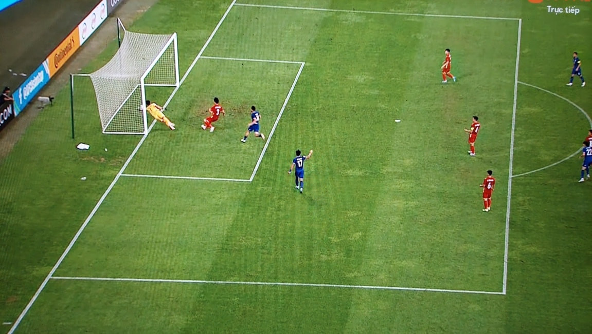 Trận đấu kết thúc, sai lầm của thủ môn U23 Việt Nam được netizen đem ra mổ xẻ. Nhiều người đưa ra ý kiến đây là lỗi sai sơ đẳng của Văn Toản và thủ môn người Hải Phòng này đáng trách khi khiến đội nhà mất lợi thế dẫn bàn trước U23 Thái Lan. Không ít những lời lẽ nặng nề, chỉ trích đổ dồn về phía thủ thành trẻ tuổi.