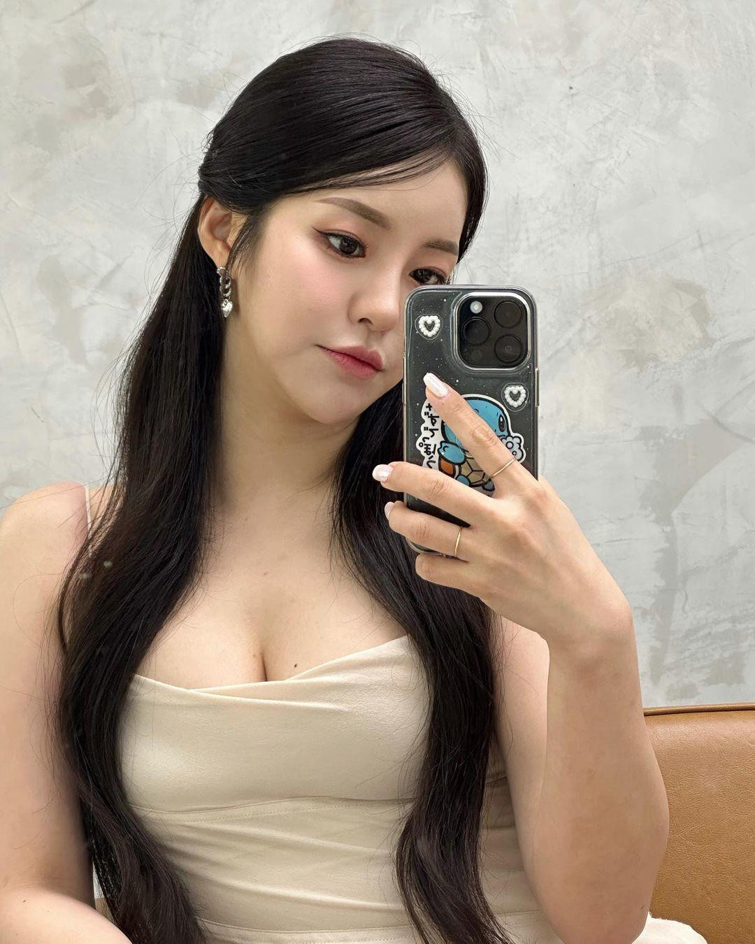 Yu Jeong không phải là dạng người bỏ bê bản thân hay ăn uống thoải mái, không tập thể dục để cơ thể thừa cân như nhiều bình luận chỉ trích. Cô không theo đuổi chuẩn mình dây như các idol khác mà hướng tới vẻ đẹp đầy đặn và tràn đầy sức sống.