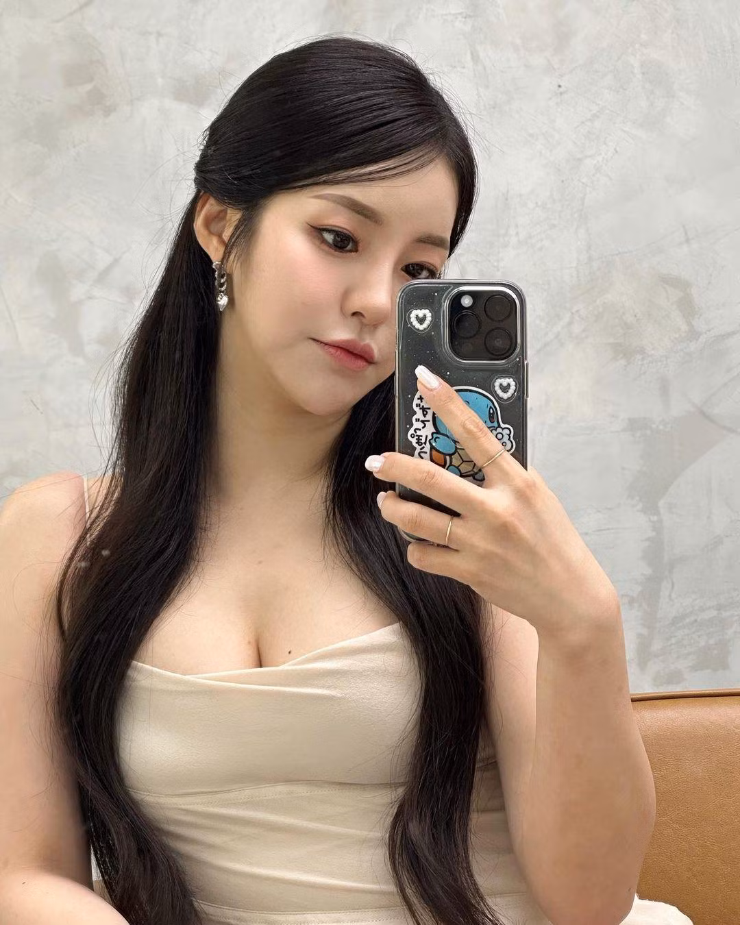 Yu Jeong không phải là dạng người bỏ bê bản thân hay ăn uống thoải mái, không tập thể dục để cơ thể thừa cân như nhiều bình luận chỉ trích. Cô không theo đuổi chuẩn mình dây như các idol khác mà hướng tới vẻ đẹp đầy đặn và tràn đầy sức sống.