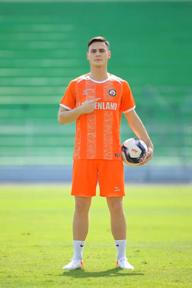 Nhưng lần được gọi lên tuyển cũng có thể giúp Adriano Schmidt thu hút thêm được nhiều fan hơn, đặc biệt là hội chị em.