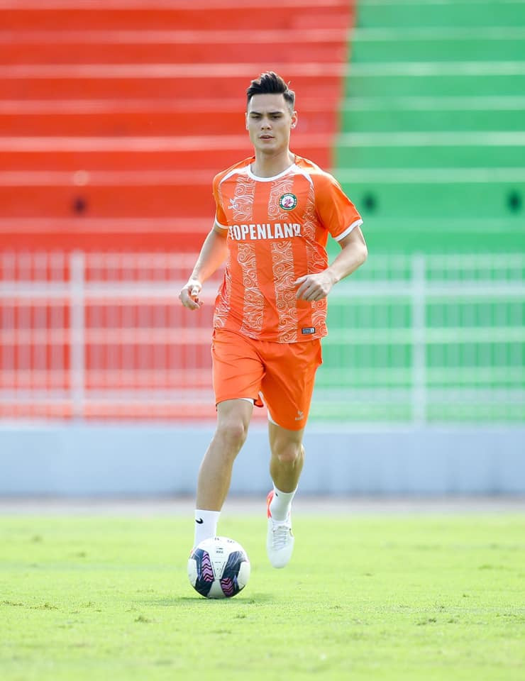 Adriano Schmidt từng tâm sự, anh phải chờ tới 5 năm để có ngày được "ăn cơm tuyển".