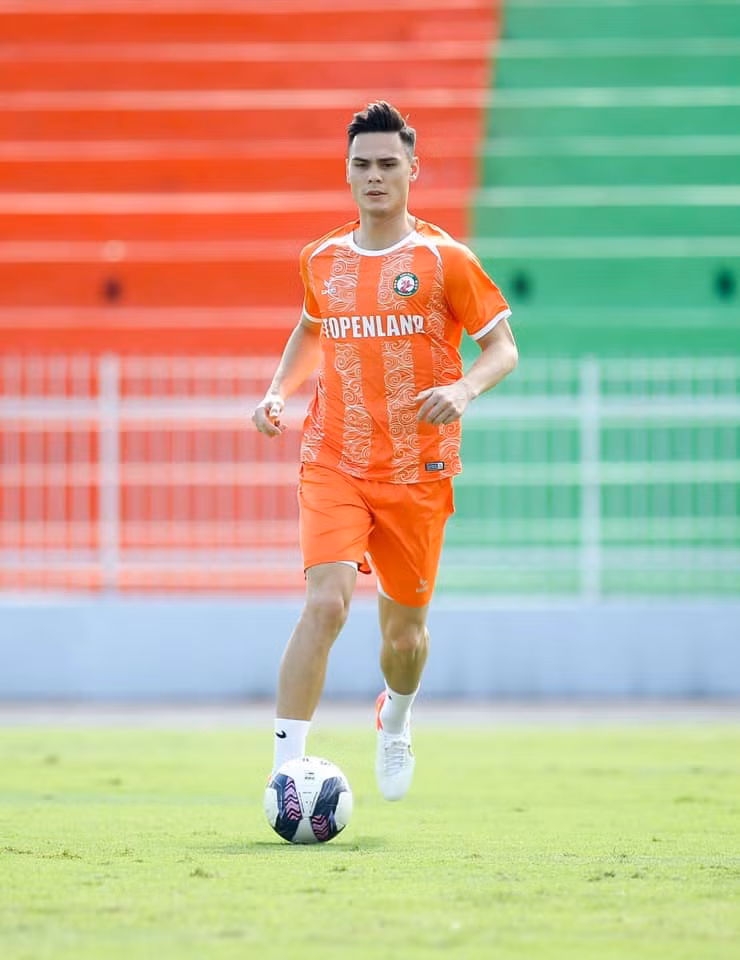 Adriano Schmidt từng tâm sự, anh phải chờ tới 5 năm để có ngày được "ăn cơm tuyển".