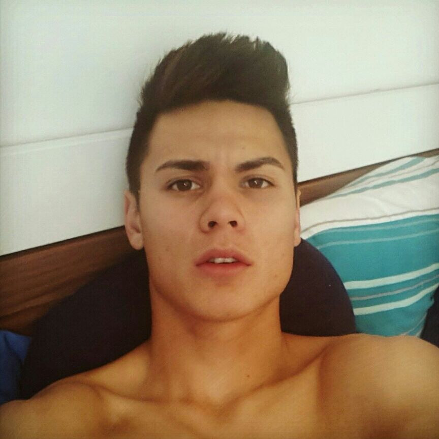 Trong hoàn cảnh một loạt các trung vệ của đội tuyển Việt Nam gặp chấn thương, chưa thể trở lại thi đấu thì Adriano Schmidt là sự bổ sung cần thiết và kịp thời của thầy Park.