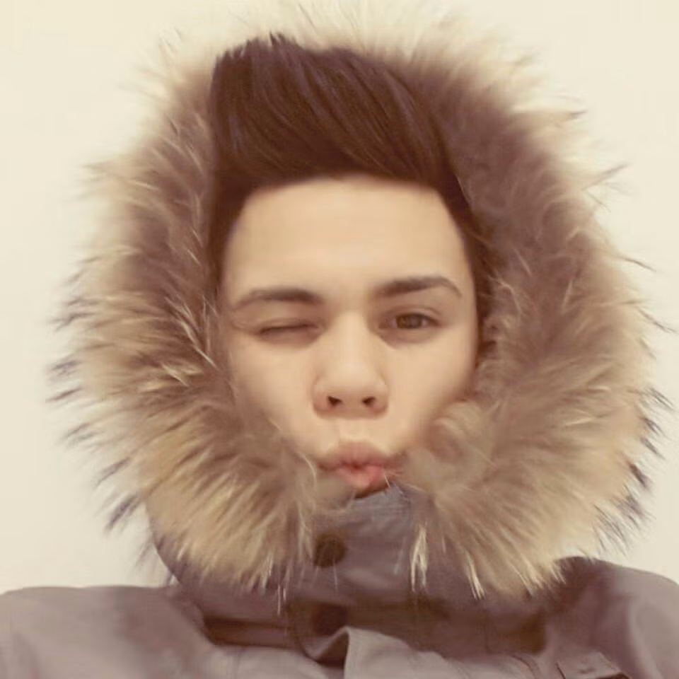 Trên trang cá nhân, nhan sắc của Adriano Schmidt gây hứng thú với nhiều fan của bóng đá.