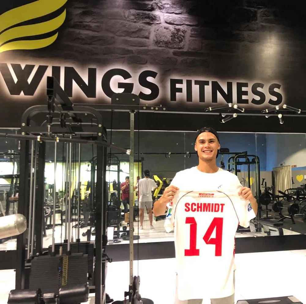 Adriano Schmidt có tên tiếng Việt là Bùi Duy Anh, sinh năm 1994. Có bố là người Việt, mẹ là người Đức.