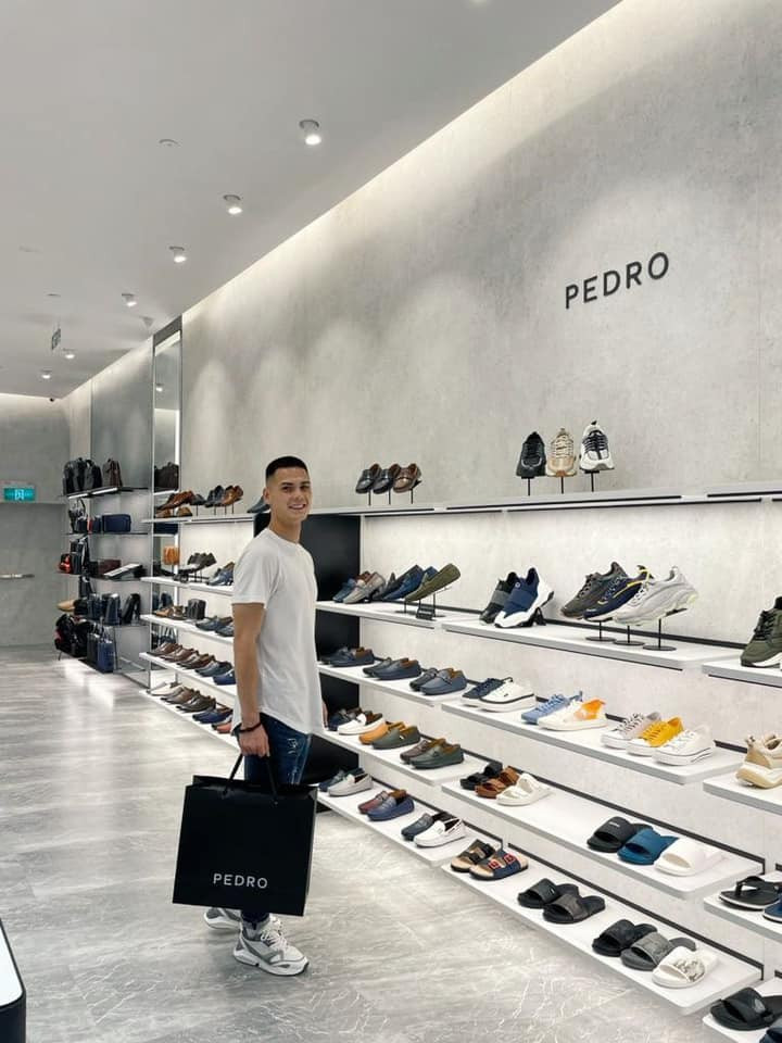 Không chỉ khuôn mặt, Adriano Schmidt còn có chiều cao 1m85 nổi trội. Điều này giúp ích anh không ít khi thi đấu trên sân cỏ.