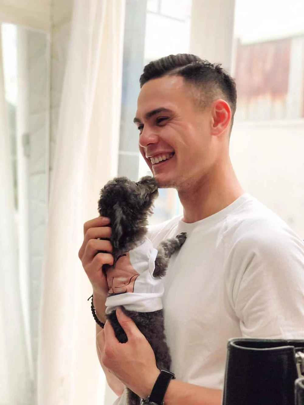 Mặc dù các cầu thủ đội tuyển Việt Nam chưa tập chung nhưng Adriano Schmidt cũng chưa từng "ăn cơm tuyển" trước đó nhưng anh đã sở hữu kha khá người hâm mộ, đặc biệt là fan nữ.