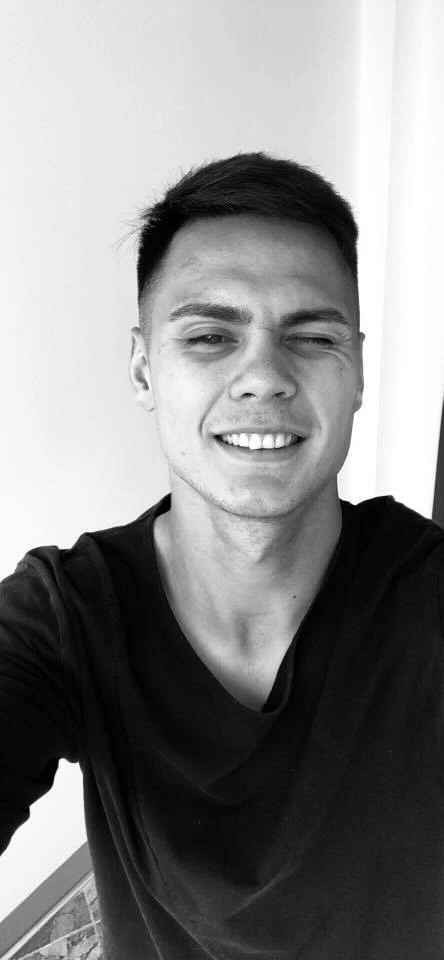 Adriano Schmidt sở hữu vẻ đẹp lai cuốn hút không kém gì các tài tử Hollywood với sống mũi cao, mắt sâu và khuôn mặt góc cạnh.