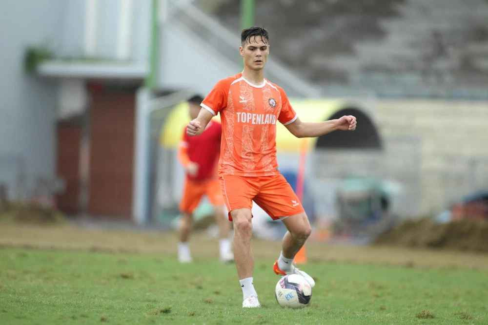 Sau khi danh sách các cầu thủ được triệu tập lên đội tuyển Việt Nam để chuẩn bị cho vòng loại thứ 3 FIFA World Cup 2022 khu vực châu Á được công bố, Adriano Schmidt ngay lập tức trở thành một trong những gương mặt được quan tâm.