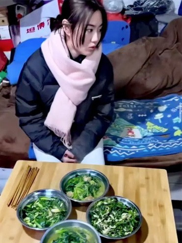 Tiểu Chân cho rằng, gia đình nhà bạn trai không hài lòng, thậm chí có phần coi thường cô nên mới chuẩn bị một bàn ăn chỉ có rau như vậy.