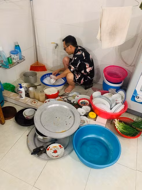 Thậm chí, nhiều người còn đưa ra quan điểm việc ăn uống càng giản tiện thì càng dễ chịu, miễn sao không khí bữa ăn vui vẻ và ấm áp.