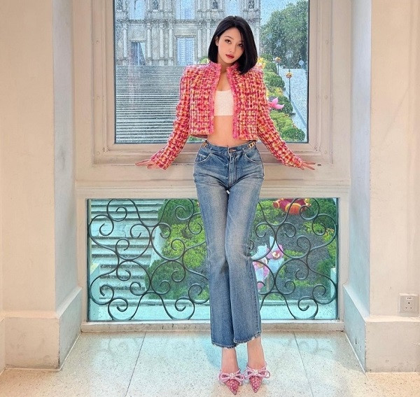 Người đẹp sinh năm 1993 đến từ Quảng Đông, Trung Quốc, được biết vào năm 2018 cô kết hôn và hiện đã là bà mẹ một con.