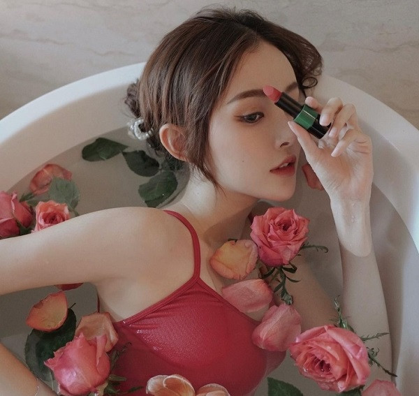 Sau sinh nở cô nhanh chóng lấy lại vóc dáng, do vậy cô còn có thêm biệt danh là "hot mom". Là người làm về thời trang và làm đẹp, Yi Fei cho thấy phong cách ăn diện ấn tượng.