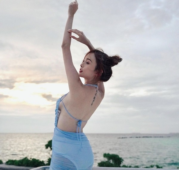 Họ thường sẽ mặc rộng hơn, kín đáo hơn, những item như thời con gái thường không mấy khi diện lại. Tuy nhiên, điều này cũng chỉ là quan niệm, quan trọng là lựa chọn ở mỗi người và miễn mặc sao cho phù hợp. Đó cũng là cách để họ thể hiện sự quan tâm chăm sóc và yêu thương bản thân.