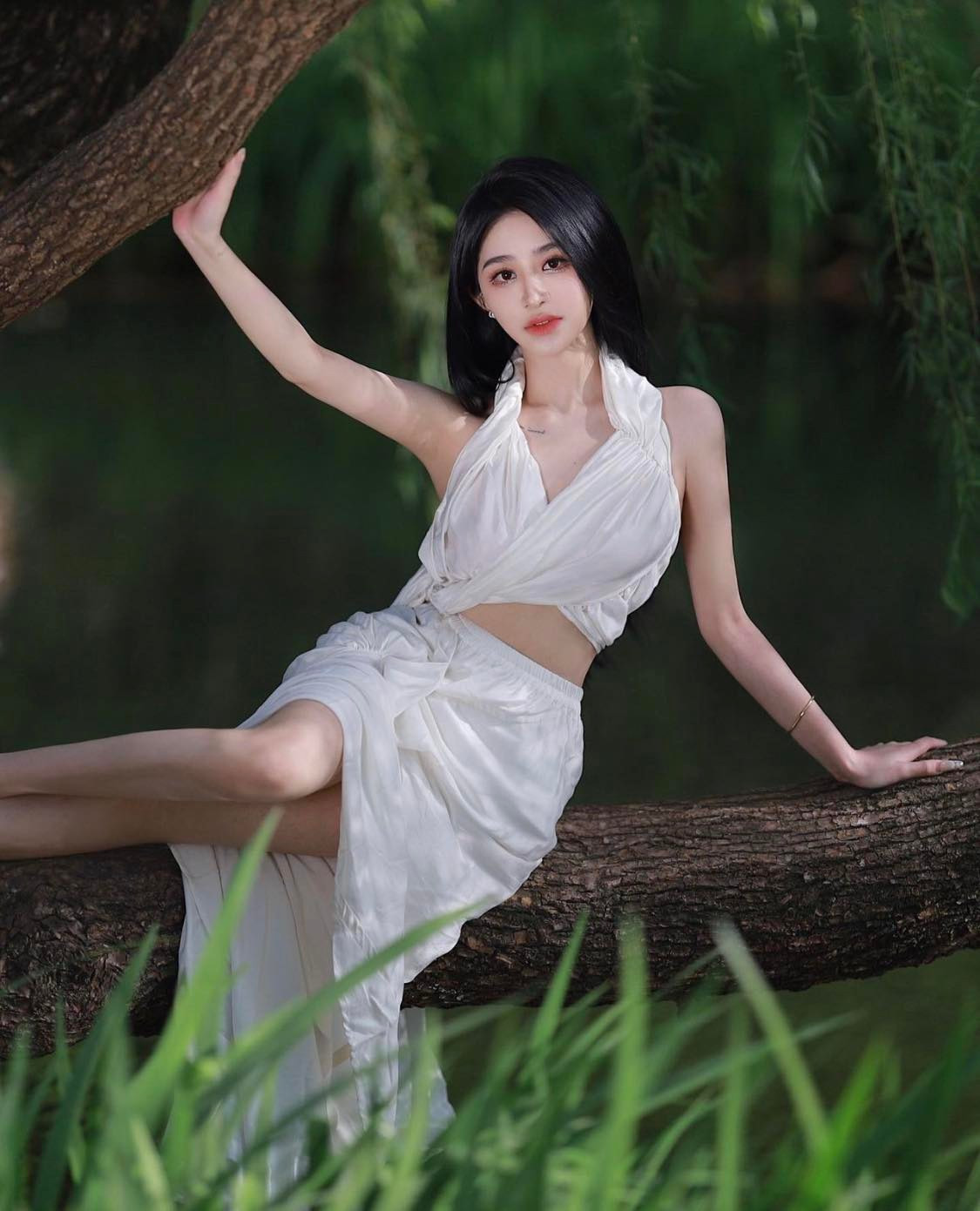 Từ mảnh khăn vuông, vải thô được may làm lớp áo nội y thời xưa, chiếc áo yếm ngày nay trở thành cảm hứng thời trang hiện đại với thiết kế táo bạo hơn.