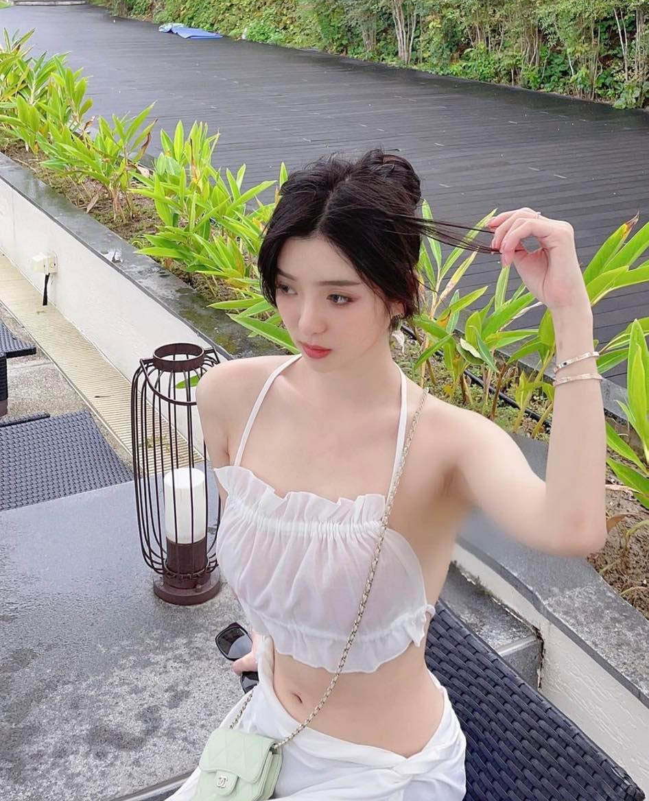 Một cách mặc khác là sự phối ngẫu tự nhiên giữa các chất liệu. Áo yếm kết hợp quần jean đem đến tổng thể cá tính, cảm giác bụi bặm.