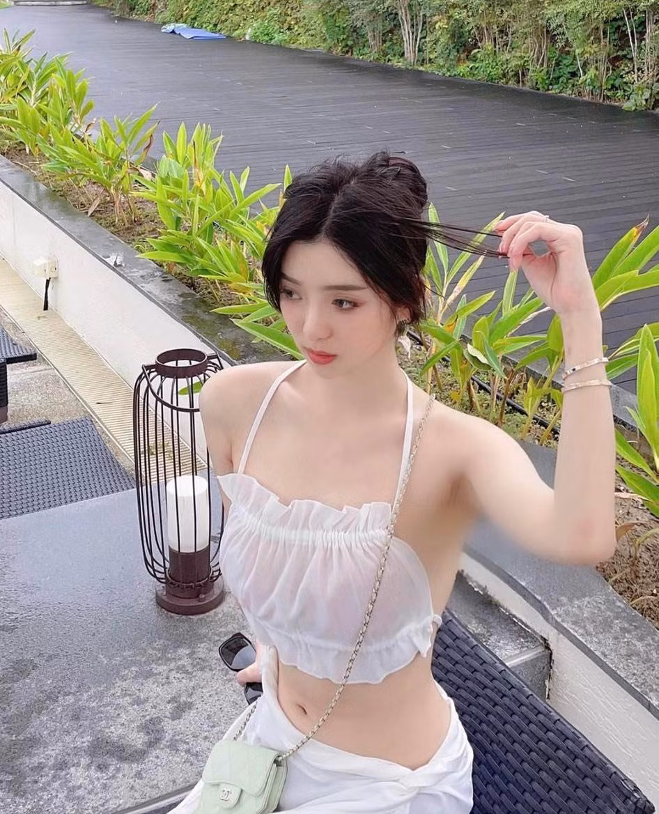 Một cách mặc khác là sự phối ngẫu tự nhiên giữa các chất liệu. Áo yếm kết hợp quần jean đem đến tổng thể cá tính, cảm giác bụi bặm.