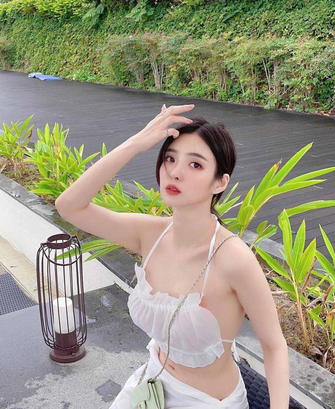 Không nhất thiết phải diện áo yếm lụa ôm sát, các bạn nữ hoàn toàn có thể thử nghiệm kiểu áo được may bằng chất vải taffeta, mang đến sự thú vị và mới lạ nhờ cách tạo phom khác biệt, cứng cáp.