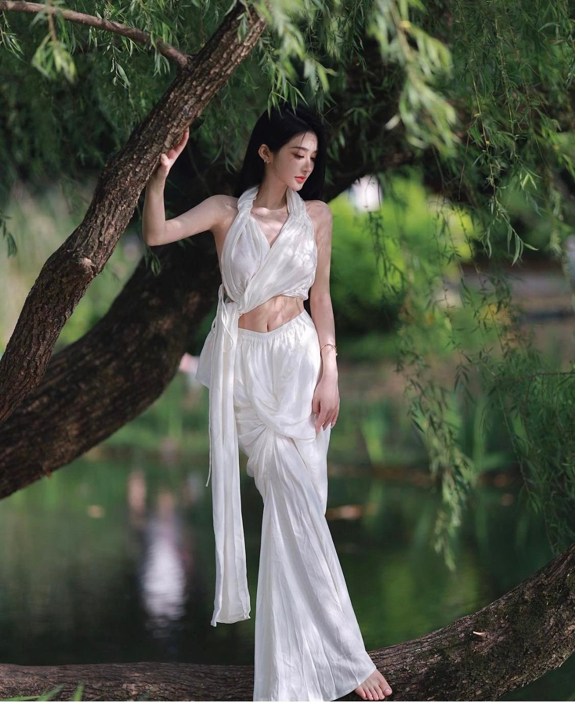 Váy áo cổ yếm là hot trend được nhiều chị em yêu thích vào mùa hè, với kiểu dáng cắt xẻ hiểm hóc, giúp phô diễn nét đẹp hình thể tối đa.