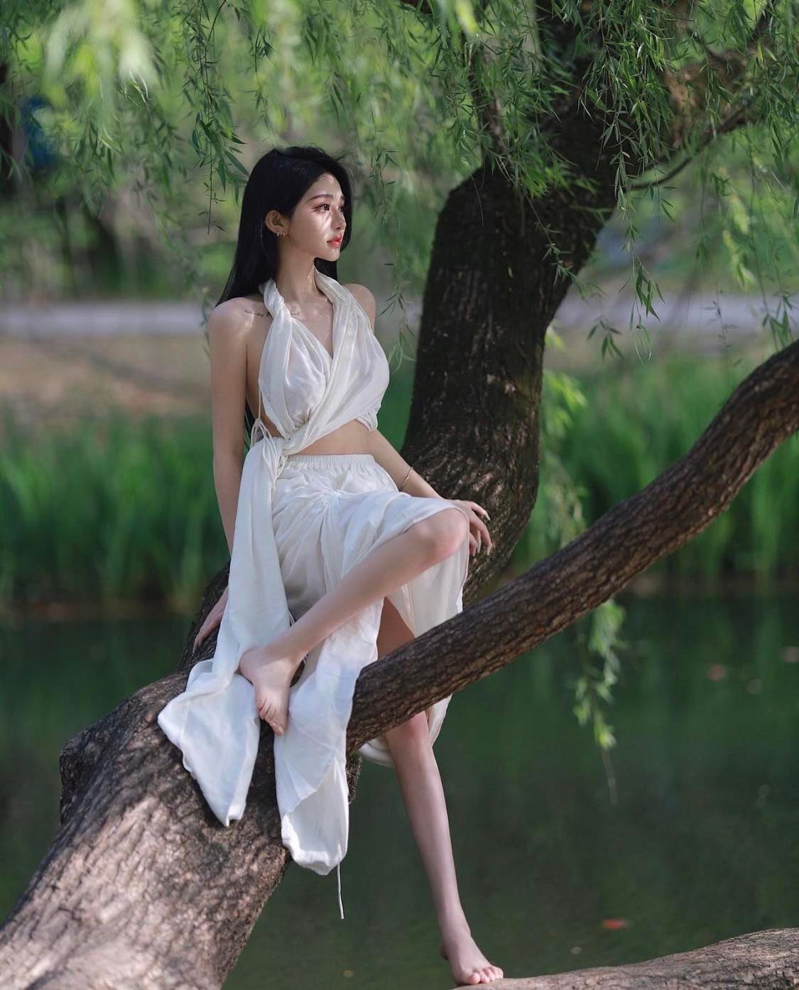 Tuy nhiên, kiểu thắt áo khá lỏng lẻo, rất dễ bị xô lệch khi cử động nên chỉ phù hợp để chụp hình. Nếu để diện đi dạo phố, các bạn nữ nên cân nhắc sử dụng các cách thắt khác cho chặt hơn, tránh xảy ra sự cố.