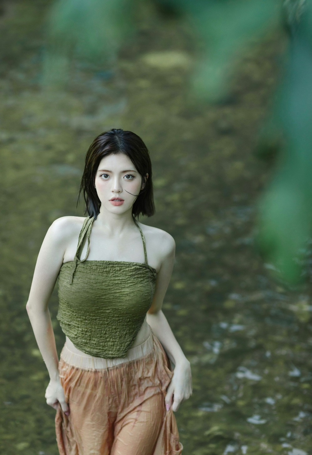 Stylist Yoi Kami đến từ Trung Quốc từng bật mí: "Phái nữ nên ưu tiên chọn những kiểu tóc gọn gàng như búi cao. Có thể dùng thêm trâm cài hoặc dành một phần tóc một bên, uốn nhẹ lượn sóng tạo thế bất đối xứng, đều đẹp".