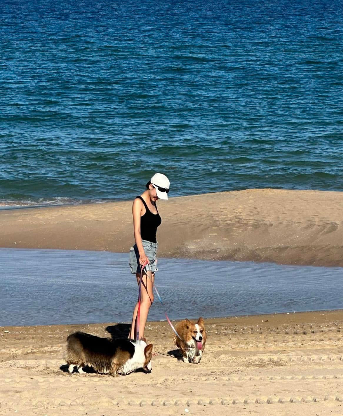 Theo dõi trang cá nhân, không hiếm để bắt gặp hình ảnh Gigi Hương Giang đăng ảnh đi biển, lúc này, gu thời trang của cô gây chú ý hơn cả. Người đẹp còn cho thấy sự kết hợp phụ kiện, mix&amp;match trang phục trông đầy bắt mắt và thu hút. Bên cạnh đó, sắc vóc cùng thần thái cũng giúp cô ghi điểm trong mắt công chúng.