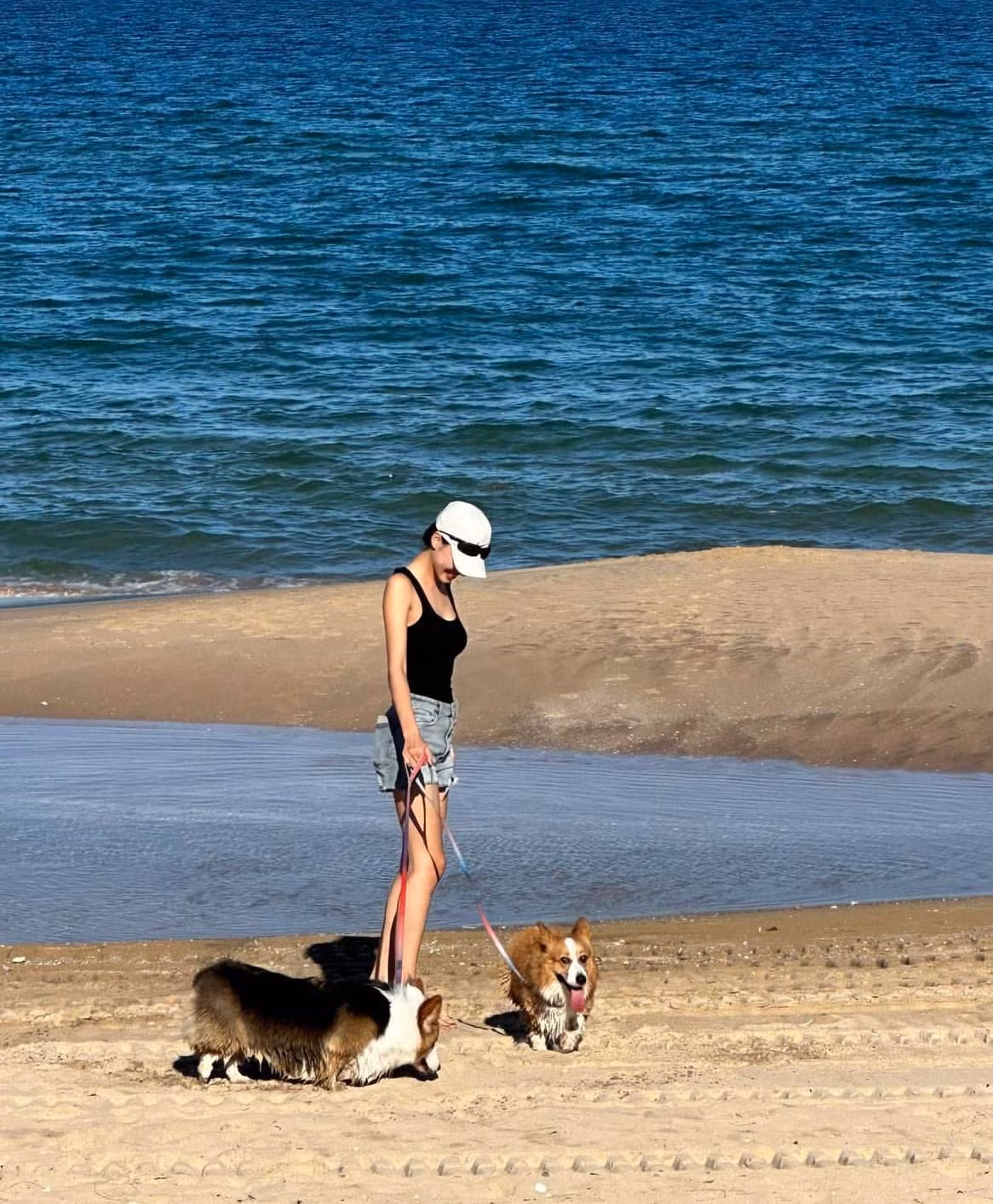 Theo dõi trang cá nhân, không hiếm để bắt gặp hình ảnh Gigi Hương Giang đăng ảnh đi biển, lúc này, gu thời trang của cô gây chú ý hơn cả. Người đẹp còn cho thấy sự kết hợp phụ kiện, mix&amp;match trang phục trông đầy bắt mắt và thu hút. Bên cạnh đó, sắc vóc cùng thần thái cũng giúp cô ghi điểm trong mắt công chúng.