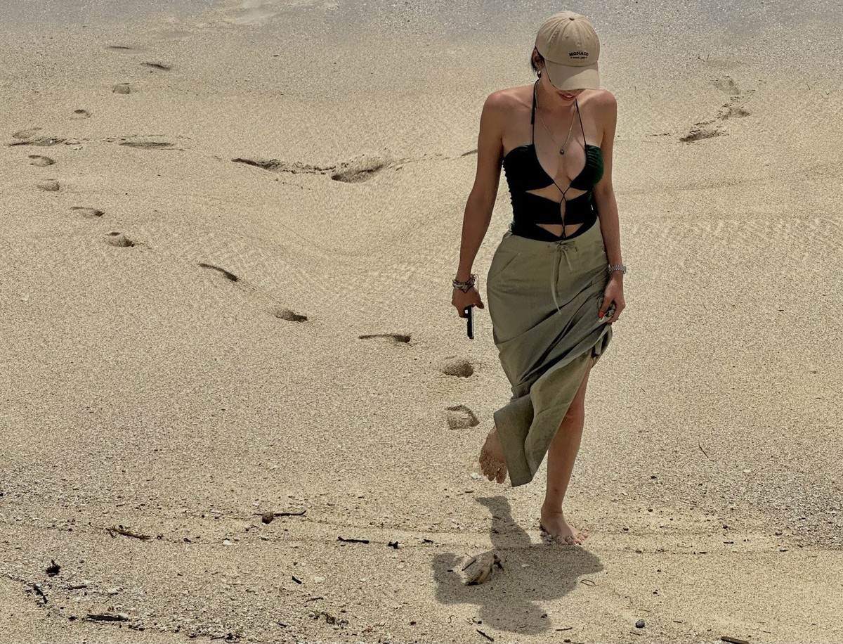 Gigi Hương Giang được đông đảo khán giả biết đến, khi là chủ nhân của loạt ca khúc ấn tượng như: "Thương anh hơn tình yêu", "Nếu ngày ấy", "Vừa đi vừa khóc", "Ngày một người đi xa",... Hiện tại, nữ ca sĩ đắt show đi diễn, liên tục ra mắt các ca khúc mới.