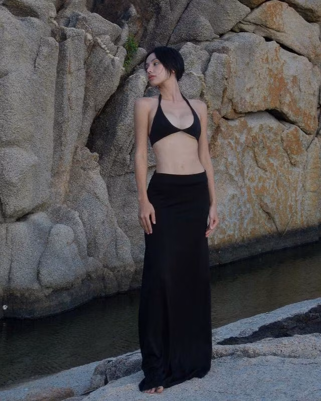 Việc theo đuổi hình ảnh gợi cảm, cá tính ở trên sân khấu lẫn ngoài đời thường cũng là yếu tố giúp Gigi Hương Giang thu lượng người theo dõi đông đảo trên mạng xã hội. Cô không ngại phá cách, làm mới mình với những kiểu mốt trang phục khác nhau.