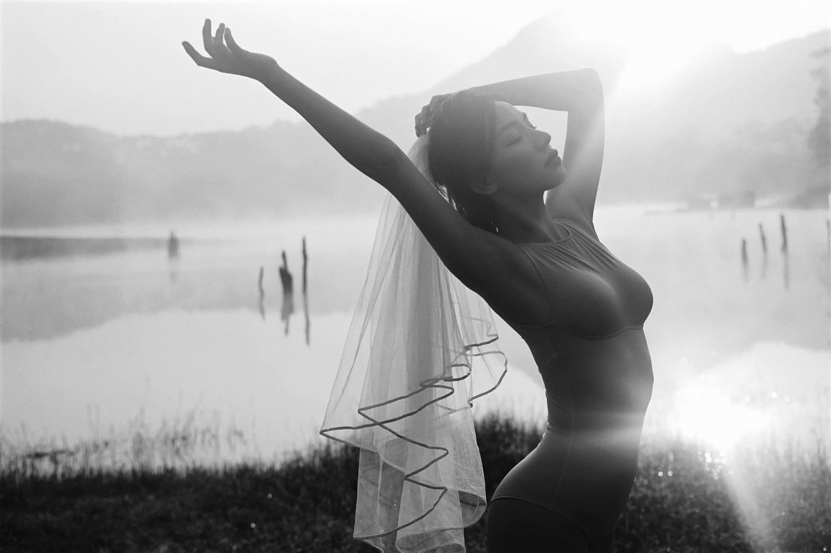 "Siêu phẩm là đây chứ đâu", "Body quá đỗi nuột nà", "Cháy quá chị ơi", "Trời ơi, bộ này tôn dáng, quyến rũ cực đỉnh", "10 điểm không có nhưng chị ơi",... là những bình luận của cư dân mạng.