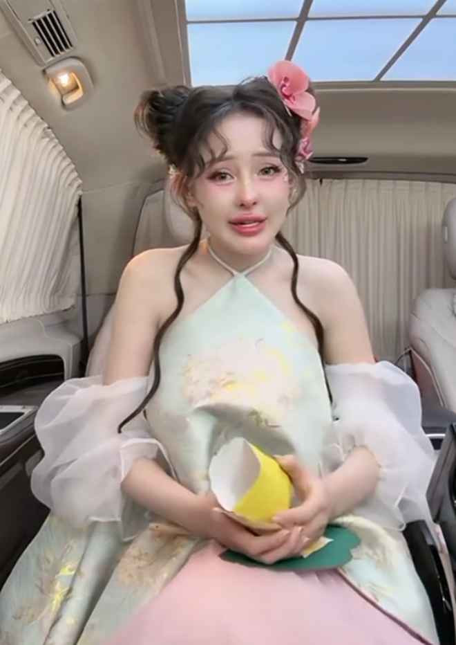 Được biết, Ngân 98 thường dùng số tiền kiếm được để mua sữa, bánh kẹo gửi đến các trại trẻ mồ côi, nhà tình thương, bệnh viện.