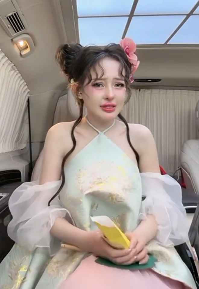 Ngân 98 liên tục bức xúc: "Làm sao làm vậy, nghĩ sao vậy. Nói nghe nè, mấy chị đứng chung một chỗ luôn nè. Mấy chị chơi kì nha. Buồn nha. 500 cũng được, 1 ngàn cũng được… Nhưng mà làm vậy rất kì".