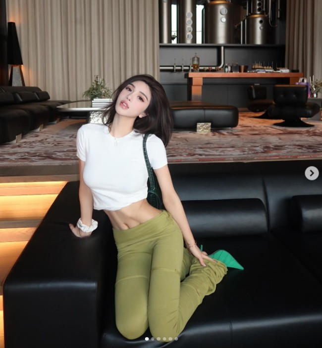 June Gong cũng nổi tiếng với lối sống xa hoa, những chuyến du lịch sang chảnh, thường xuyên xuất hiện trên du thuyền hay bên cạnh bộ sưu tập túi hiệu trị giá hàng tỷ đồng.