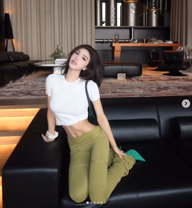 June Gong cũng nổi tiếng với lối sống xa hoa, những chuyến du lịch sang chảnh, thường xuyên xuất hiện trên du thuyền hay bên cạnh bộ sưu tập túi hiệu trị giá hàng tỷ đồng.